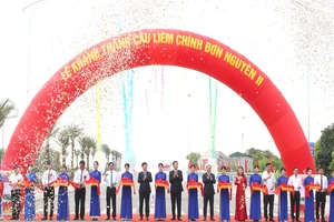 Các đại biểu thực hiện nghi thức cắt băng khánh thành cầu Liêm Chính nguyên đơn II.