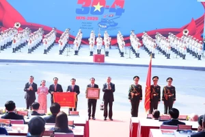 [Ảnh] Tổng Bí thư Tô Lâm trao tặng danh hiệu “Anh hùng Lao động” cho Đảng bộ, Chính quyền và Nhân dân Thành phố Hồ Chí Minh 