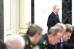 Tổng thống Nga Vladimir Putin họp cùng các quan chức Nga để chuẩn bị cho cuộc đàm phán với Ukraine (Nguồn: Kremlin)