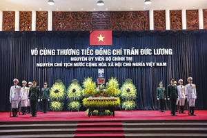 Linh cữu nguyên Chủ tịch nước Trần Đức Lương quàn tại Nhà tang lễ Quốc gia số 5 Trần Thánh Tông, Hà Nội. (Ảnh: TTXVN)