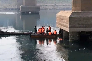 Lực lượng công binh, Bộ Chỉ huy quân sự tỉnh Hòa Bình trục vớt và hủy nổ an toàn 18 đầu đạn pháo còn tồn sót sau chiến tranh được phát hiện ngay chân trụ T8 cầu Hòa Bình.