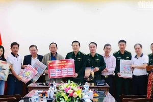 Chi hội Nhà báo Thường trú (Hội Nhà báo tỉnh Phú Yên) trao tặng báo Xuân Ất Tỵ 2025 cho Bộ Chỉ huy Bộ đội Biên phòng Phú Yên.