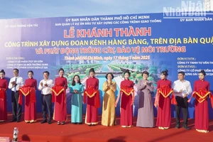 Các đại biểu cắt băng khánh thành Công trình xây dựng đoạn Kênh Hàng Bàng trên địa bàn quận 5.