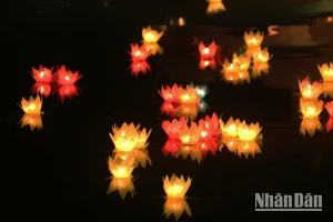 Dưới ánh sáng huyền ảo của hàng nghìn ngọn đèn sen, lời kinh cầu nguyện vang lên nhẹ nhàng nhưng thấm đẫm sức mạnh tâm linh. Không chỉ là nghi thức truyền thống, lễ hoa đăng còn là một biểu tượng thiêng liêng về sự thức tỉnh của tâm thức ,nơi mỗi người đối diện với chính mình, buông bỏ oán hận, gieo mầm an lành.