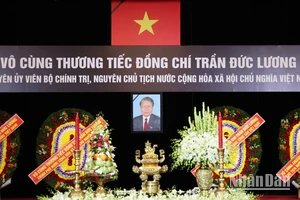 Sáng 24/5, Lễ viếng nguyên Chủ tịch nước Trần Đức Lương đã diễn ra tại đến Hội trường Thống Nhất, quận 1, Thành phố Hồ Chí Minh, song song với Lễ viếng tại Nhà tang lễ Quốc gia (Hà Nội) và Hội trường T50 (Quảng Ngãi).