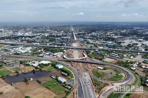 Hàng loạt hạng mục của siêu nút giao Mỹ Yên thuộc địa phận huyện Bến Lức, tỉnh Long An đang được thi công khẩn trương.