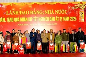 Đồng chí Phó Chủ tịch Nguyễn Khắc Định và đồng chí Mai Văn Tuất, Phó Bí thư Thường trực Tỉnh uỷ, Chủ tịch Hội đồng nhân dân tỉnh Ninh Bình tặng quà cho các hộ nghèo trên địa bàn tỉnh. 