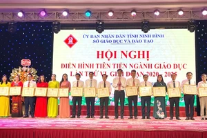 Các tập thể được tuyên dương, khen thưởng tại hội nghị.