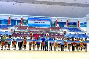 Ban tổ chức trao cờ lưu niệm cho các đội tham gia.