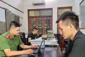 Công an tỉnh Ninh Bình đấu tranh lấy lời khai. (Ảnh: VĂN LÚA)