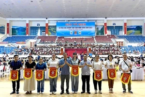 Ban tổ chức trao cờ lưu niệm cho các đơn vị tham gia.