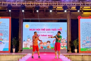 Tiết mục giao lưu nghệ thuật đặc sắc với Nghệ sĩ Nhân dân Xuân Bắc và Nghệ sĩ Nhân dân Tự Long tại lễ khai mạc Ngày hội.