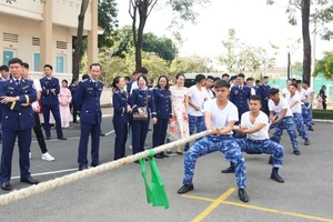 Thi kéo co tạo không khí năm mới phấn khởi, đoàn kết, vui tươi cho cán bộ, chiến sĩ.