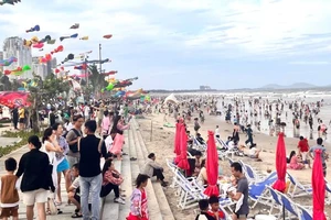 Thời tiết thuận lợi nên khách du lịch đổ về thành phố Vũng Tàu đông kỷ lục.