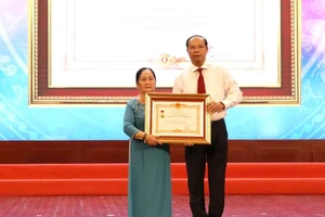Chủ tịch Ủy ban nhân dân tỉnh Nguyễn Văn Thọ đã trao bằng truy tặng danh hiệu "Mẹ Việt Nam anh hùng" cho Mẹ Võ Thị Thiểu (thành phố Bà Rịa, tỉnh Bà Rịa-Vũng Tàu).