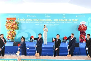 Các đại biểu thực hiện nghi thức khởi công dự án.
