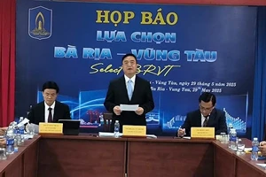 Đồng chí Hoàng Vũ Thảnh, Giám đốc Sở Tài chính phát biểu tại buổi họp báo thông tin về chương trình Hội nghị đầu tư năm 2025.