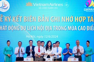 Lễ ký kết Biên bản ghi nhớ hợp tác phát động du lịch nội địa trong mùa cao điểm tại Hội thảo. Ảnh: THÀNH ĐẠT