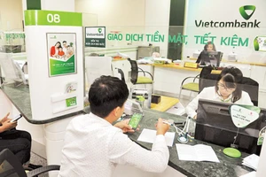 Khách hàng giao dịch tại Ngân hàng Vietcombank. Ảnh | TRẦN HẢI