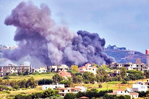 Khói bốc lên từ một ngôi làng Lebanon bị Israel không kích ngày 25/5/2024 trong xung đột Israel- Hezbollar. Ảnh | Stringer/AFP/Getty Image 