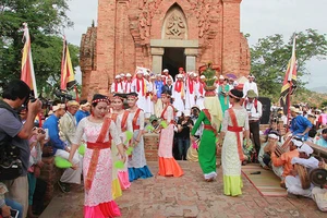 Tác giả trước cổ tháp Pô Kluang Garai ở thành phố Phan Rang.