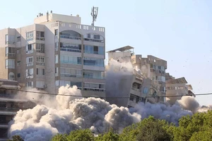 Khói bốc lên sau vụ không kích của Israel vào khu vực Tayouneh, Beirut, Lebanon ngày 15/11/2024. Ảnh | Reuters/Mohammed Yassin