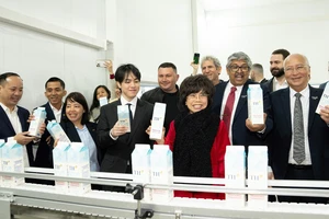 Nhà sáng lập Tập đoàn TH Thái Hương và các đại biểu tham quan Nhà máy sữa TH tại tỉnh Kaluga.