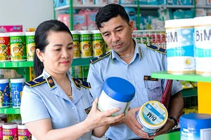 Lực lượng quản lý thị trường tỉnh Thanh Hóa kiểm tra các sản phẩm sữa đang kinh doanh trên địa bàn huyện Hoằng Hóa. Ảnh | LÊ NAM