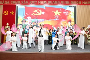 Chương trình văn nghệ chào mừng Lễ kỷ niệm.