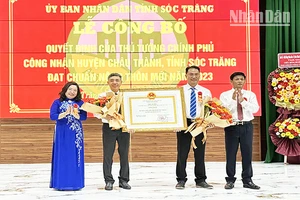 Thừa ủy nhiệm của Thủ tướng Chính phủ, lãnh đạo tỉnh Sóc Trăng trao Bằng chứng nhận đạt chuẩn nông thôn mới cho huyện Châu Thành.