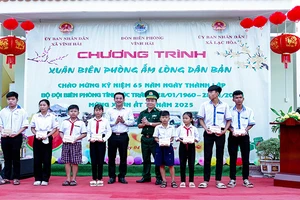 Tặng học bổng cho các em học sinh dân tộc thiểu số thị xã Vĩnh Châu, tỉnh Sóc Trăng.