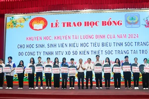 Phó Chủ tịch Hội đồng nhân dân tỉnh Sóc Trăng Lý Rotha và Chủ tịch Công ty Xổ số kiến thiết Sóc Trăng Lâm Dủ Nhơn trao học bổng Lương Định Của.