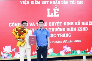 Trao Quyết định điều động, bổ nhiệm đồng chí Kiều Hoài Phong giữ chức Viện trưởng Viện Kiểm sát nhân dân tỉnh Sóc Trăng.