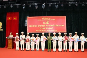 Trao quyết định cho các đồng chí được nghỉ công tác hưởng chế độ hưu trí. (Ảnh: NGUYỄN HOÀNG)