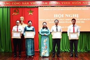 Khen thưởng các tập thể tiêu biểu trong học và làm theo lời Bác