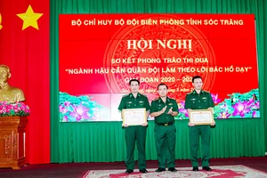 Trao Bằng khen của Bộ Tư lệnh Bộ đội Biên phòng cho các tập thể, cá nhân có thành tích xuất sắc trong thực hiện phong trào thi đua.
