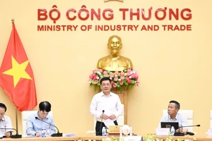 Bộ trưởng Công thương, Trưởng Đoàn đàm phán Chính phủ Nguyễn Hồng Diên chủ trì buổi làm việc với các tập đoàn, tổng công ty, các doanh nghiệp lớn của Việt Nam.