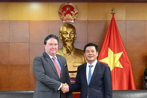 Bộ trưởng Công thương Nguyễn Hồng Diên và Ngài Marc E. Knapper, Đại sứ đặc mệnh toàn quyền Hợp chúng quốc Hoa Kỳ tại Việt Nam.