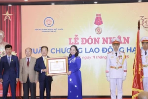 Đồng chí Võ Thị Ánh Xuân, Ủy viên Trung ương Đảng, Phó Chủ tịch nước, Chủ tịch Hội đồng Thi đua-Khen thưởng Trung ương trao tặng Huân chương Lao động hạng Nhất cho đại diện Hiệp hội Doanh nghiệp nhỏ và vừa thành phố Hà Nội.