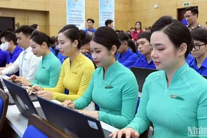 Các thí sinh của Hãng Hàng không Quốc gia Việt Nam (Vietnam Airlines) tham gia thi hưởng ứng tại buổi lễ.