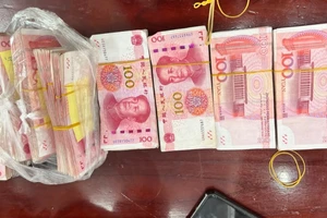 Hình ảnh 30 vạn nhân dân tệ bị bắt giữ quả tang.