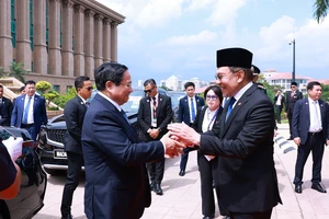 Thủ tướng Malaysia Anwar Ibrahim đón Thủ tướng Phạm Minh Chính. (Ảnh: TTXVN)