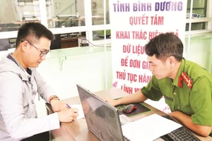 Công an tỉnh Bình Dương hướng dẫn người dân cập nhật dữ liệu để đơn giản thủ tục hành chính thông qua ứng dụng công nghệ số.