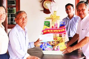 Bí thư Huyện ủy Gò Dầu Trịnh Ngọc Phương (phải) thăm và tặng quà Anh hùng Lực lượng vũ trang Phạm Văn Chiến nhân dịp kỷ niệm 50 năm Ngày Giải phóng miền nam, thống nhất đất nước.