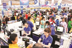 Khách hàng chọn mua thực phẩm tại một siêu thị thuộc Liên hiệp Hợp tác xã Thương mại Thành phố Hồ Chí Minh.
