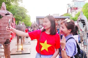 Du khách thích thú với các hoạt động trong chuỗi sự kiện “Sắc màu thành phố Bác” tại đường đi bộ Nguyễn Huệ. (Ảnh MẠNH HẢO)