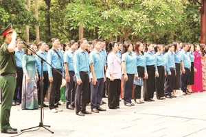 Đoàn cán bộ Công đoàn Thủ đô cùng các tập thể, cá nhân điển hình tiên tiến trong học tập và làm theo tư tưởng, đạo đức, phong cách Hồ Chí Minh báo công dâng Bác tại Khu di tích lịch sử K9 - Đá Chông, huyện Ba Vì, Hà Nội. (Ảnh MẠNH QUÂN)