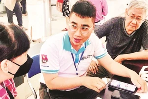 Đoàn thanh niên thành phố hướng dẫn người dân thực hiện các thủ tục hành chính trực tuyến.