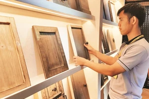 Doanh nghiệp chế biến và xuất khẩu gỗ trưng bày sản phẩm gỗ tại Thành phố Hồ Chí Minh.