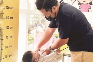 Trẻ nhỏ thường xuyên ốm vặt, cần cha mẹ chăm sóc sát sao-một trong những nguyên nhân khiến nhiều người trẻ e ngại chuyện sinh con.